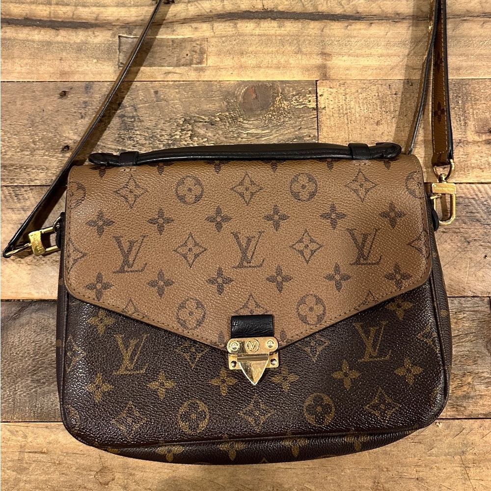 Authentic Louis Vuitton Pochette Métis in Reverse Monogram canvas